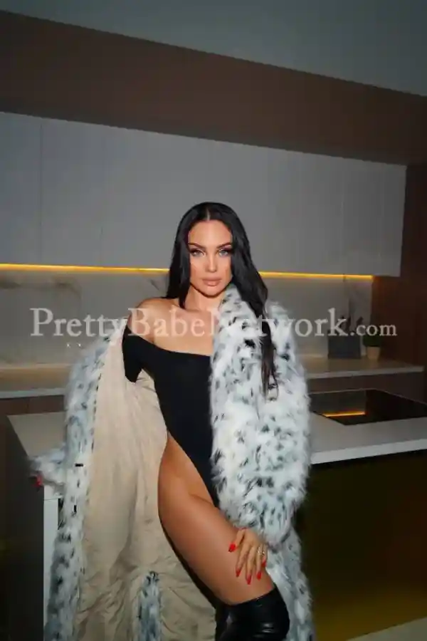 Ukrainian Celebrity New in Gurgaon Evelina Escort in South City 1! Call for Sex Hookups