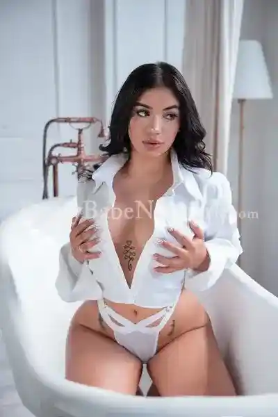 Asian Call Girl Priyanka in DLF Phase 3, Gurgaon Offers Varieties of Sex Services