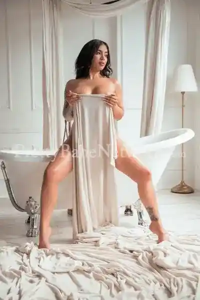 Asian Call Girl Priyanka in DLF Phase 3, Gurgaon Offers Varieties of Sex Services