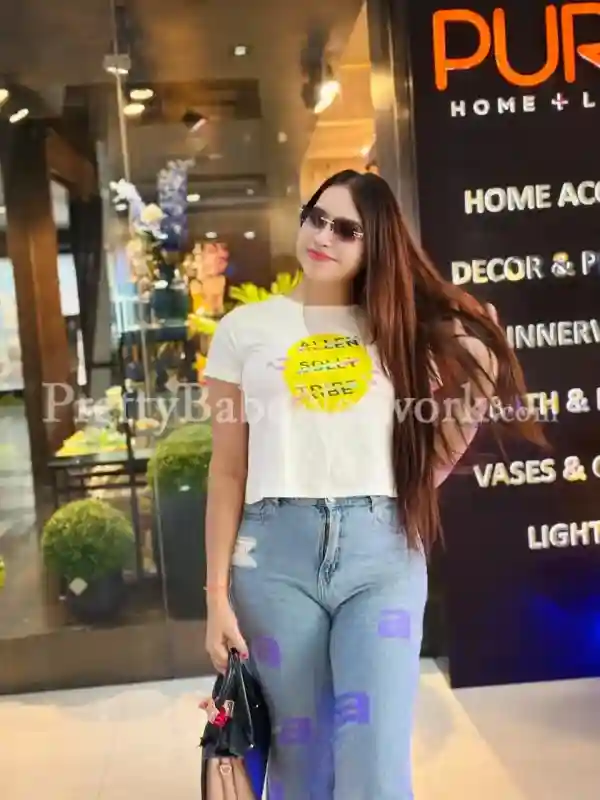 Indian Model Girl near Sunday Hotel & Residences, Gurgaon, For a Delicious Sex