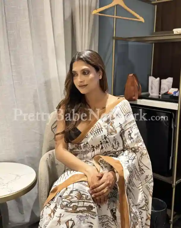 Best Housewife Escort in Gurgaon Sector 49 Manvika is Here to Satisfy You